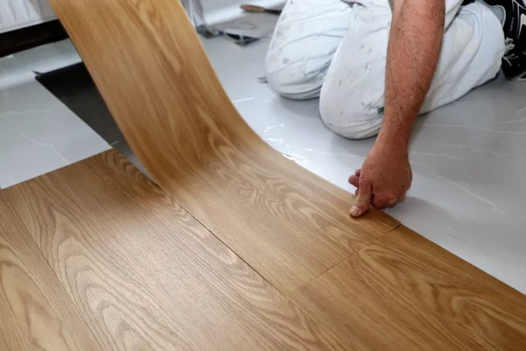 Professionnel pour pose de sols souple et parquet flottant dans une maison de 81 m², Alès, A.D.O Peinture